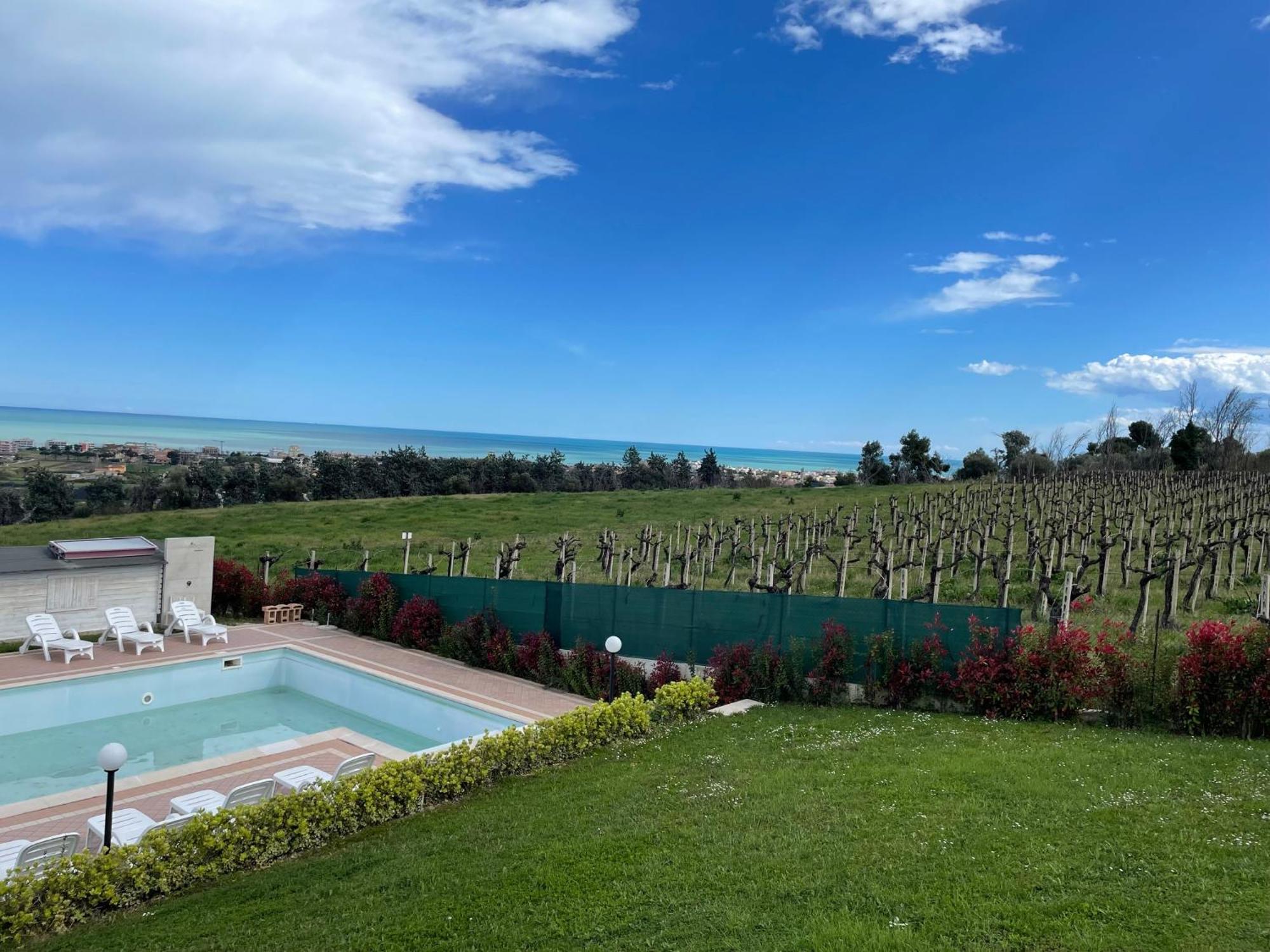 Vigneto - Italian Restaurant & B&B Villa Rosa Di Martinsicuro Bagian luar foto